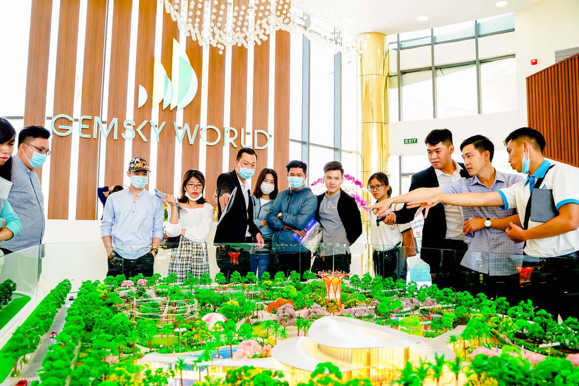 Nhà điều hành là hạng mục quan trọng đầu tiên của dự án được đưa vào hoạt động, phục vụ nhu cầu tham quan, tìm hiểu dự án của khách hàng. Nhà điều hành là hạng mục quan trọng đầu tiên của dự án được đưa vào hoạt động, phục vụ nhu cầu tham quan, tìm hiểu dự án của khách hàng.